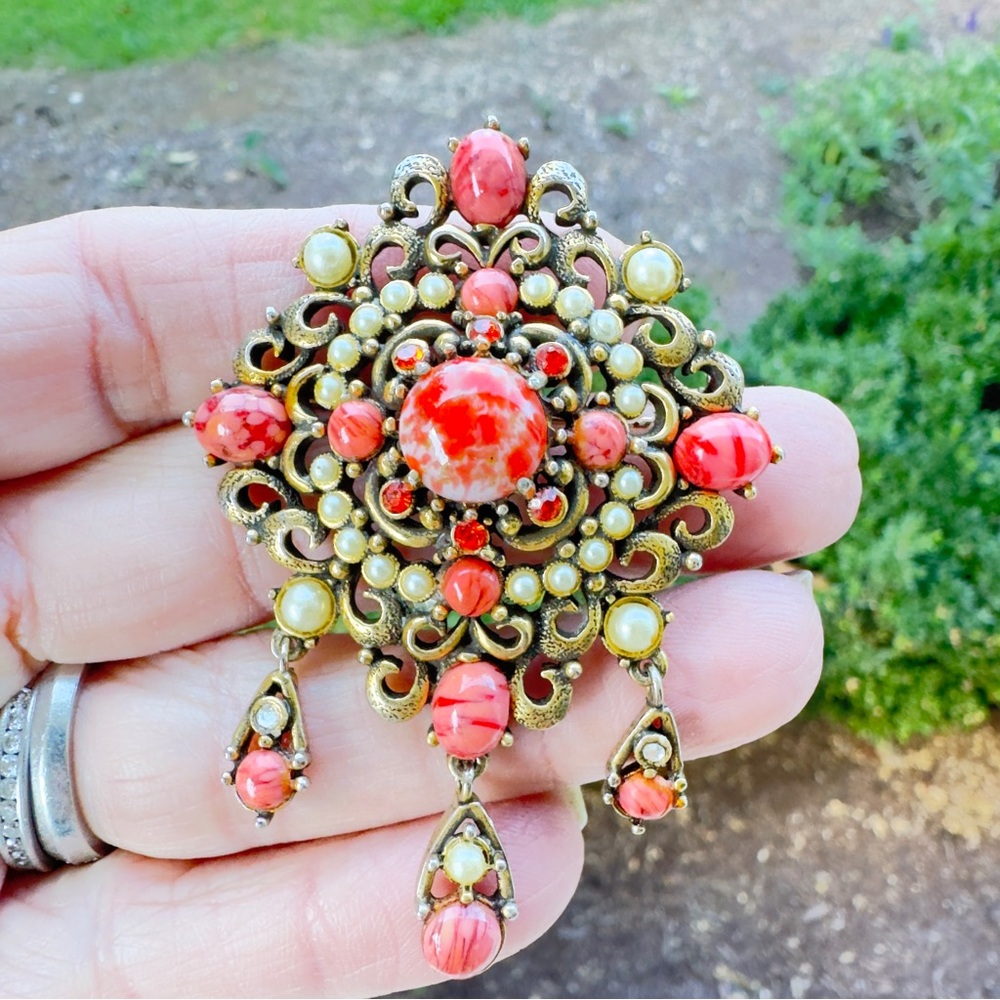 Vintage Hallmarked Hollycraft Coral Art Glass Cabochon & Pearl Dangling Brooch - Picture 10 of 11